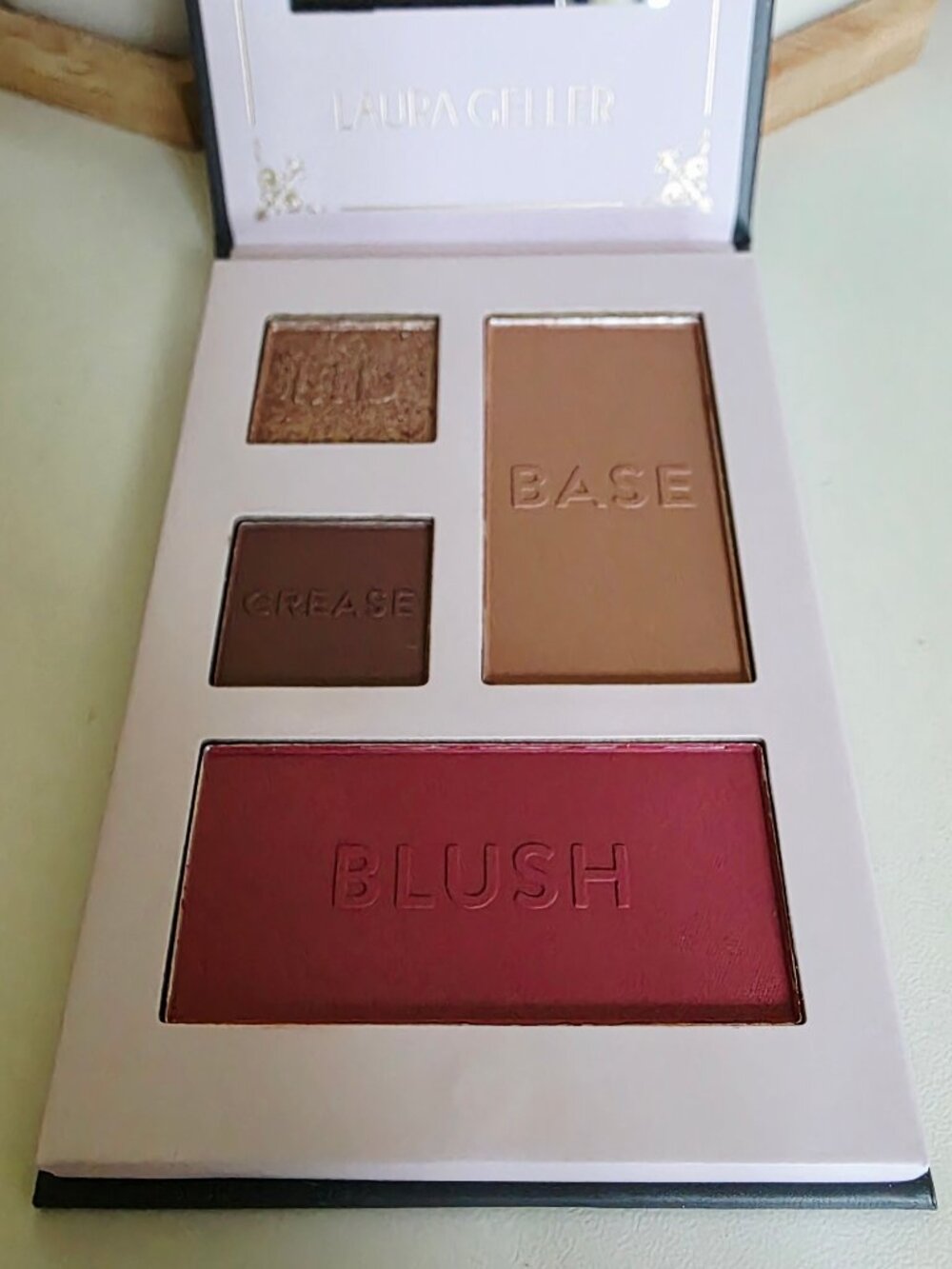 Laura Gellar "Glam On The Go" Face and Eye Palette - Picture 4 of 5